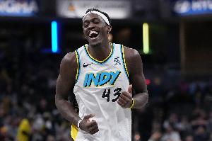 九游体育下载-游刃有余！西亚卡姆半场6中5拿到11分3助 三分1中1