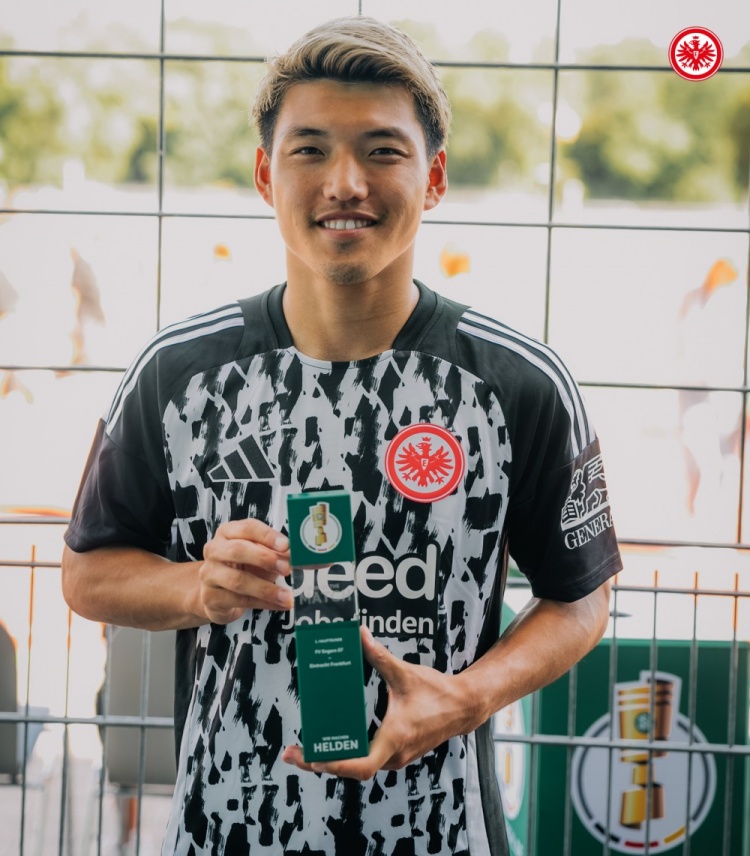 法鹰首秀双响，官方：堂安律当选法兰克福5-0恩格尔斯全场最佳