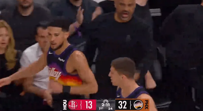 九游体育官网入口-太阳神！布克迎着伊森打成2+1，首节得分上双&amp;amp;领先火箭20分